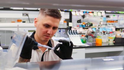 Maciej Jeziorek in the lab