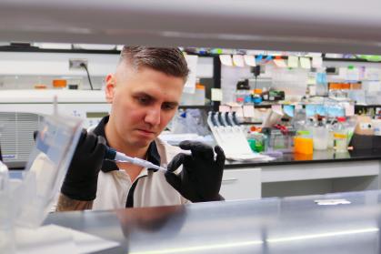 Maciej Jeziorek in the lab